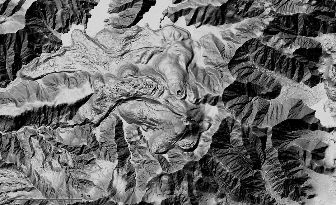 日光白根山周辺の地形陰影図。もとの分水嶺の西側に、多数の溶岩流からなる火山体が形成された様子がうかがえます。地理院地図 陰影起伏図および傾斜量図を利用。 (2/2)